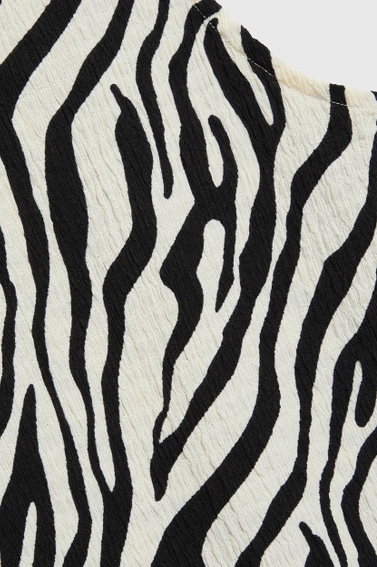 Top ze zwierzęcym motywem biały