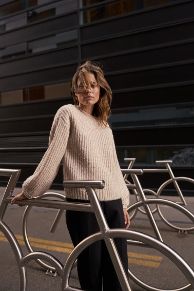 Sweter z perełkami beżowy