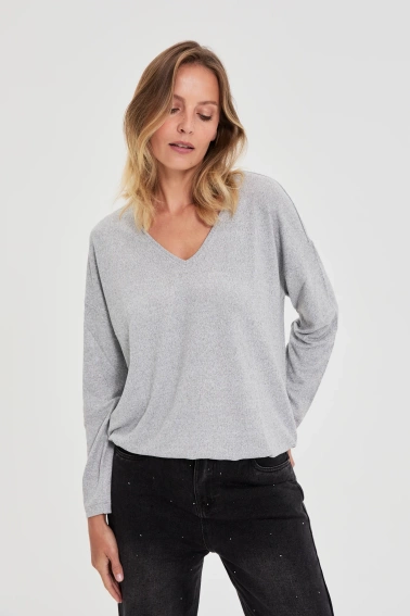 Sweter z dekoltem w serek szary