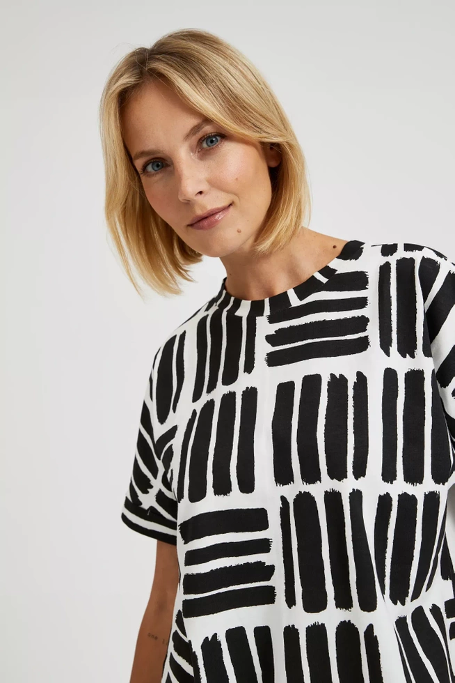 Bluzka o prostym fasonie biała