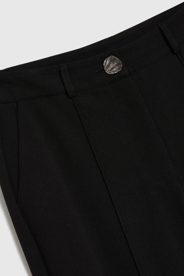 Gładkie spodnie z ozdobnym guzikiem czarne