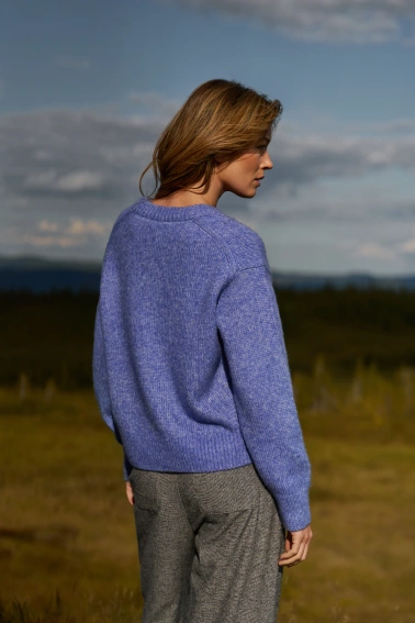 Sweter z dekoltem w serek niebieski