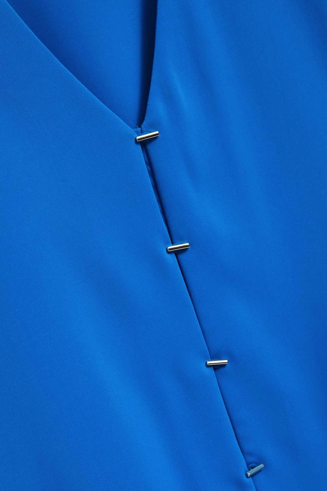 Koszula z dekoltem w serek i delikatnymi guzikami lazurowa