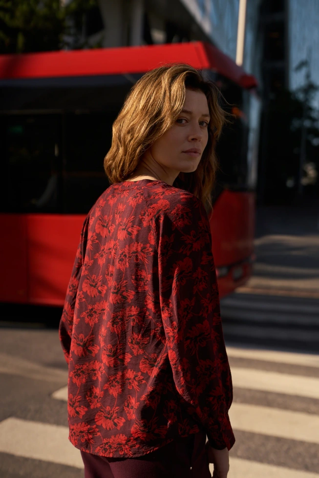 Koszula w kwiaty burgundowa