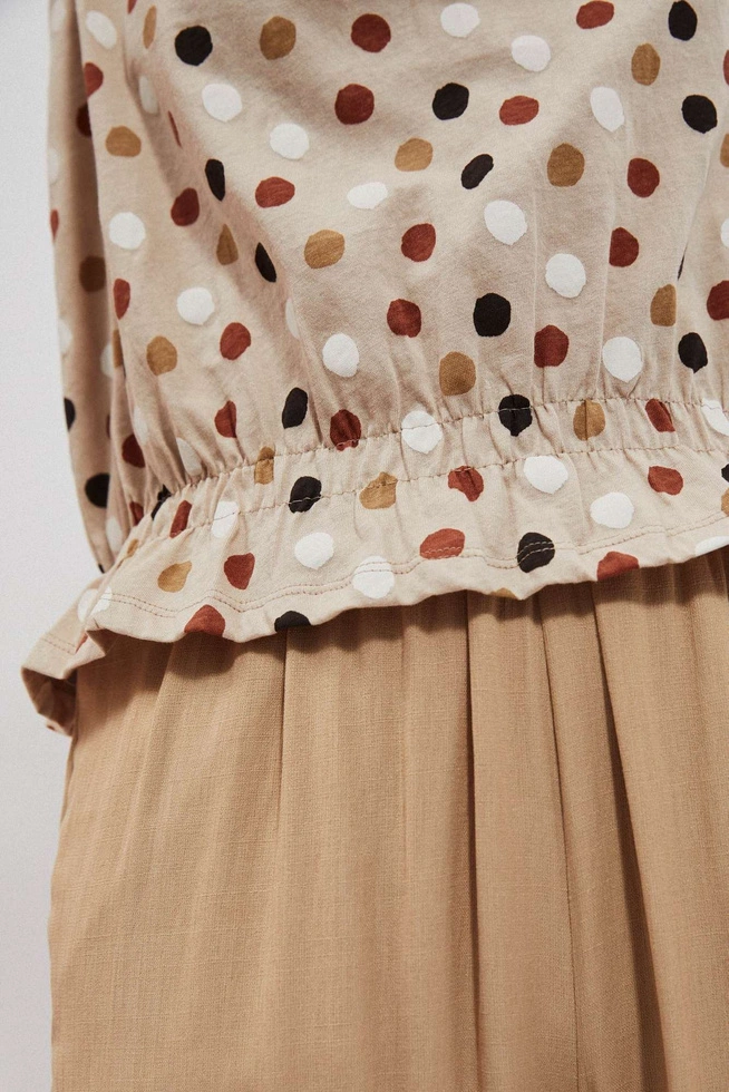 T-shirt w kolorowe kropki piaskowy