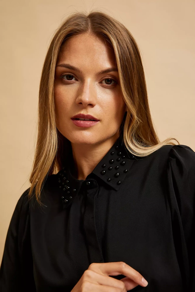 Koszula z ozdobnym kołnierzykiem czarna