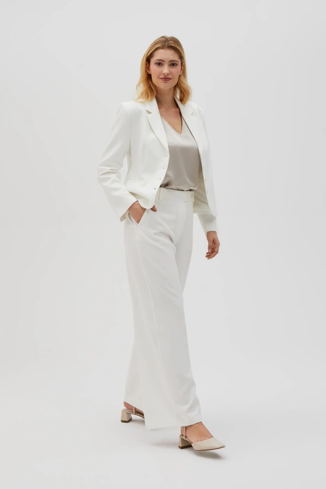 Spodnie w kant z szerokimi nogawkami białe