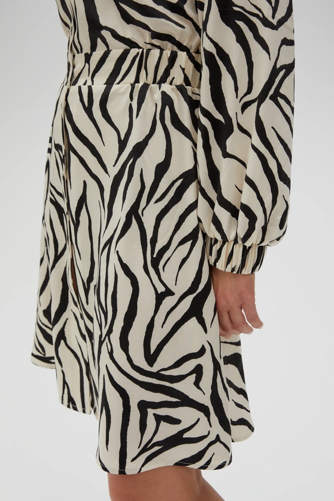 Sukienka beżowa z bufiastymi rękawami i zwierzęcym wzorem