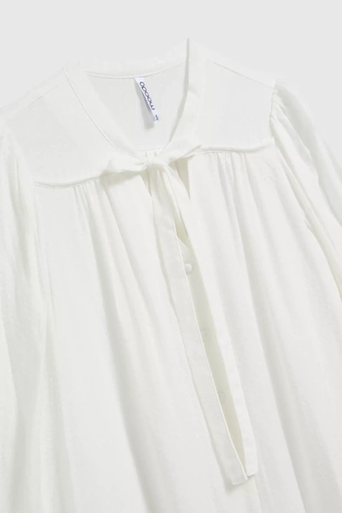 Koszula zapinana na guziki z wiązanym dekoltem biała