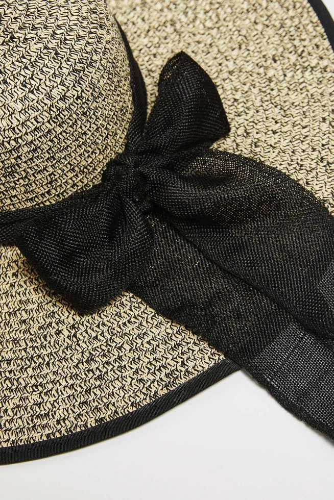 Kapelusz słomkowy z szerokim rondem czarny