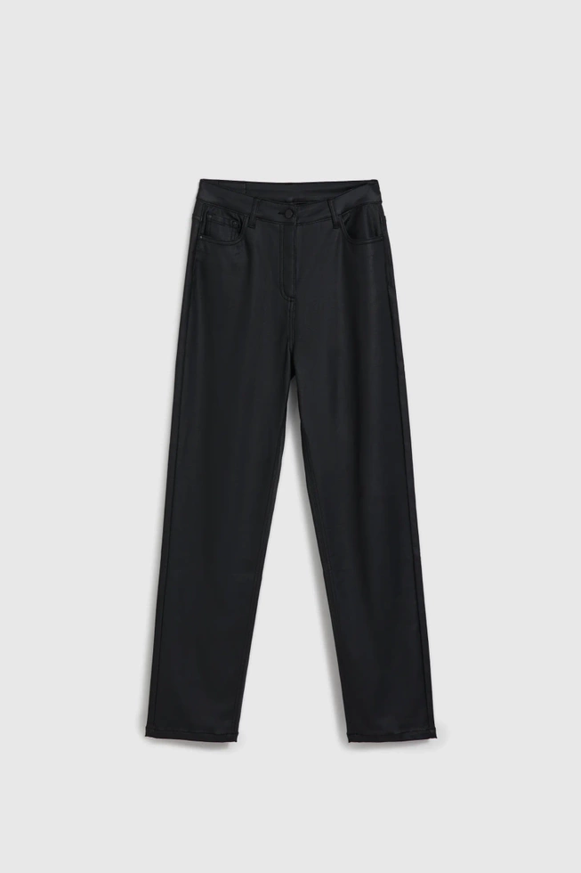Woskowane spodnie z prostymi nogawkami czarne