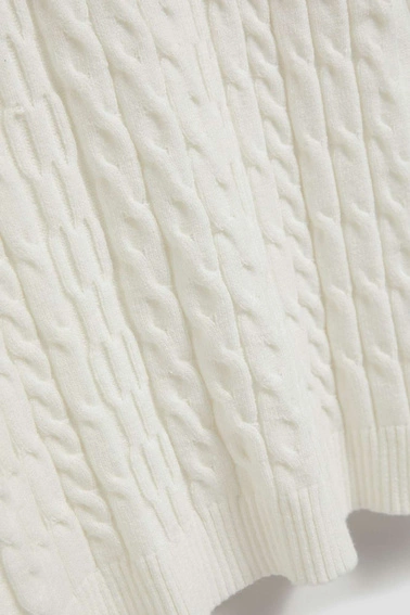 Sweter z ozdobnym splotem