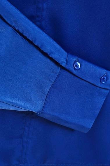 Gładka koszula z dekoltem w serek i długimi rękawami niebieska