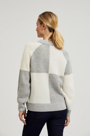 Sweter z geometrycznym wzorem biało-szary
