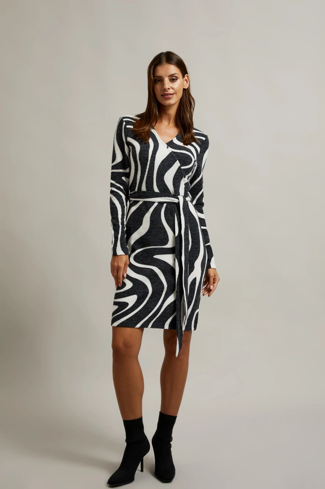 Dzianinowa sukienka z paskiem szara