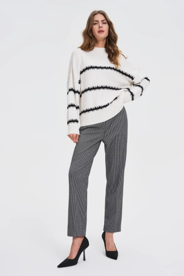 Sweter w paski z obniżoną linią ramion biały 