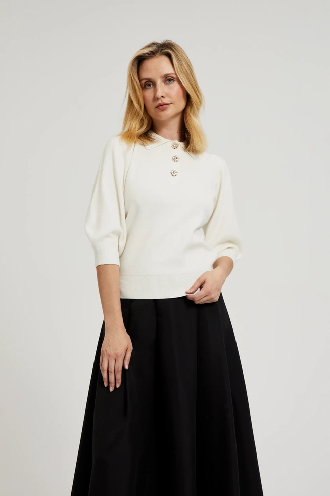 Sweter z krótkimi rękawami i ozdobnymi guzikami ecru