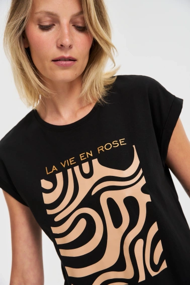 T-shirt z geometrycznym nadrukiem czarny