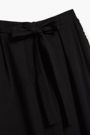 Gładkie spodnie z szerokimi nogawkami i wiązaniem w pasie czarne