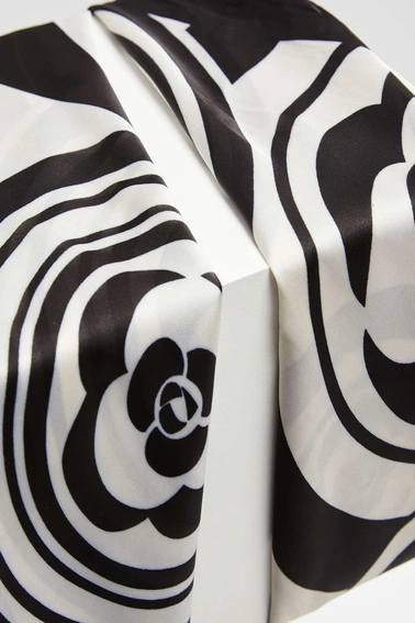 Wzorzysta apaszka czarna