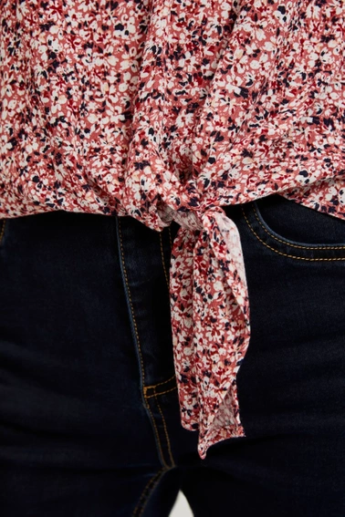 Wzorzysta koszula z dekoltem w serek i wiązaniem różowa