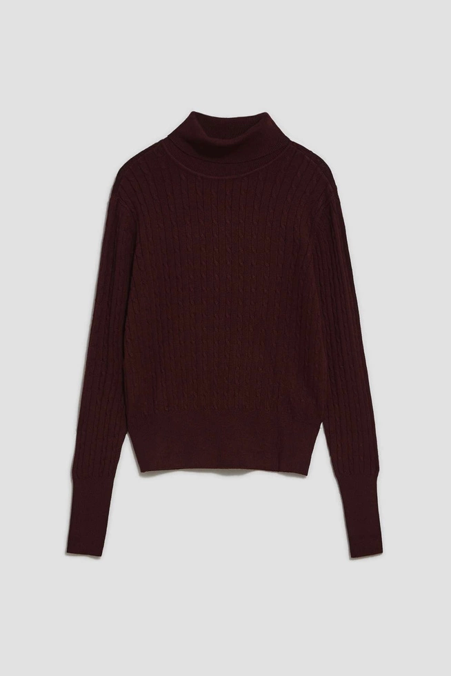 Cienki sweter z golfem kasztanowy