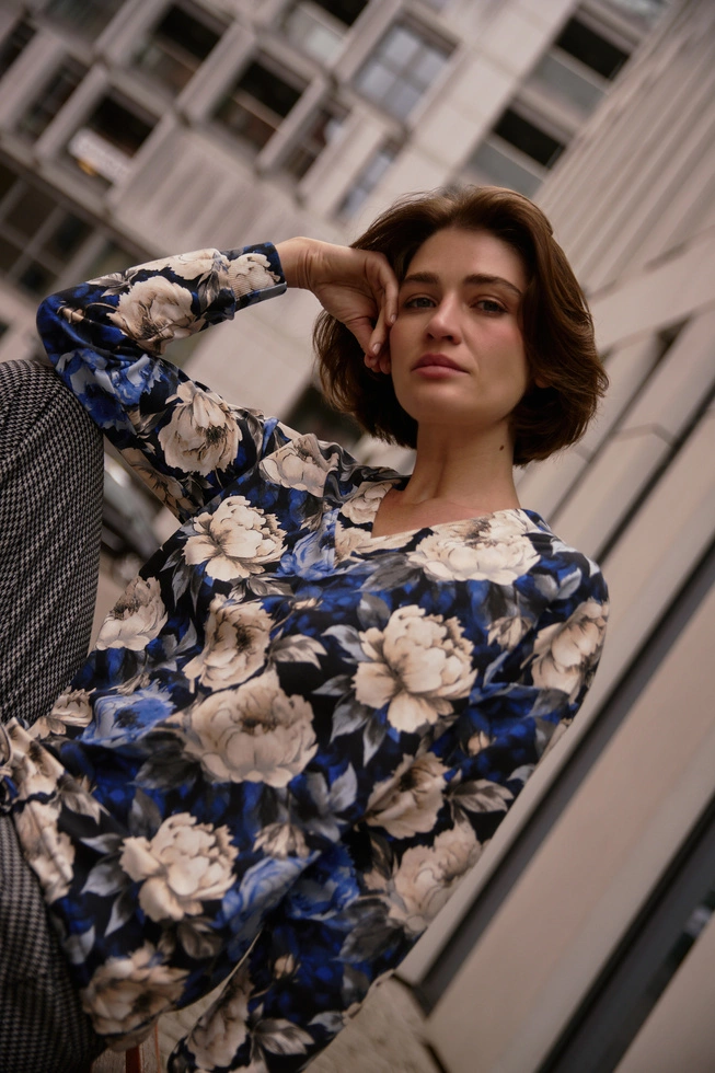 Bluza w kwiaty z dekoltem w serek czarna