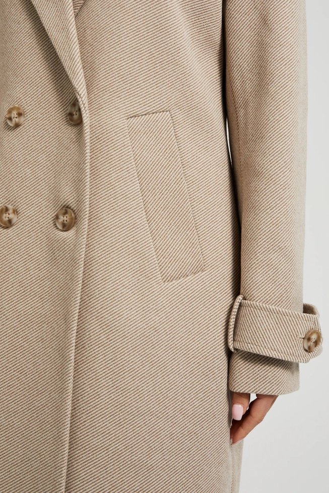 Elegancki długi płaszcz beżowy