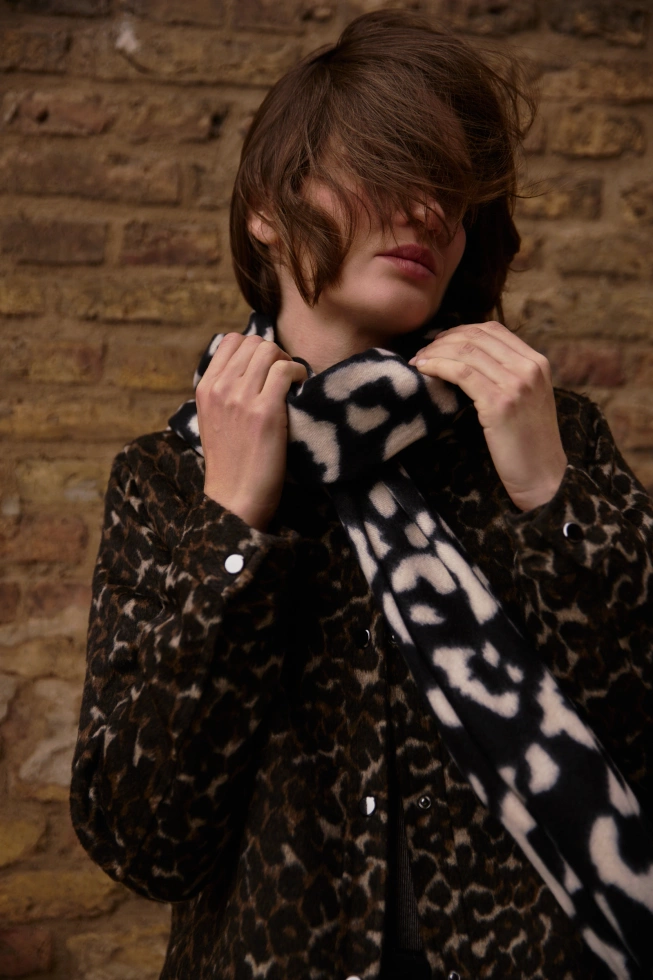 Szalik w panterkę kremowy