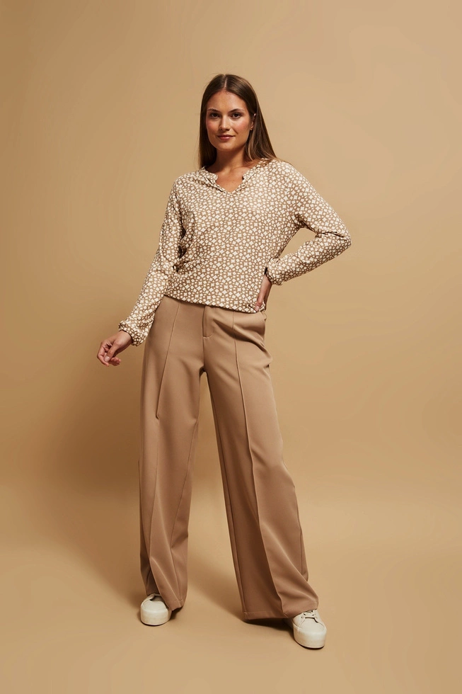 Wzorzysta bluzka z dekoltem w serek perłowa