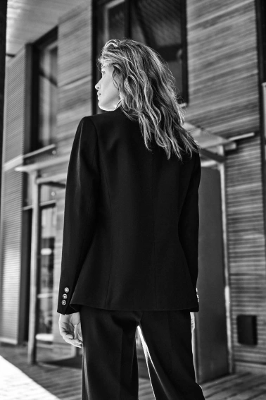 Marynarka z ozdobnymi guzikami czarna