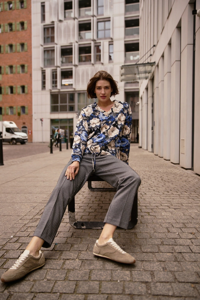 Bluza w kwiaty z dekoltem w serek czarna