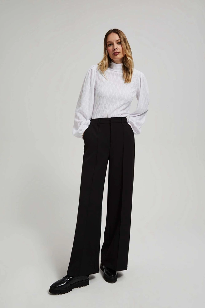 Bluzka z półgolfem i bufiastymi rękawami biała