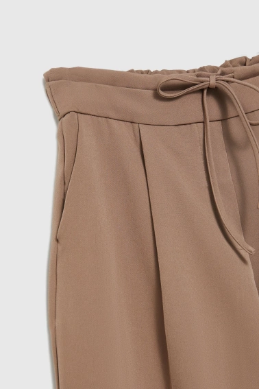 Spodnie z szerokimi nogawkami beżowe