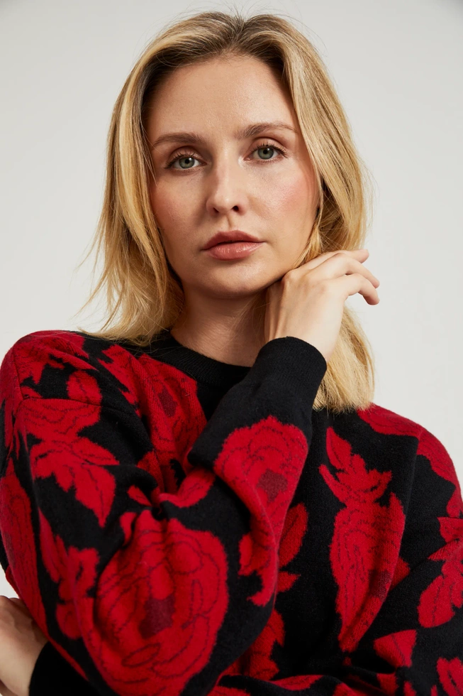 Sweter z nadrukiem róż czarny