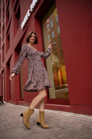 Sukienka w panterkę z falbaną czarna