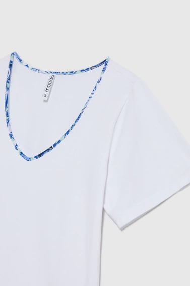 Bluzka z ozdobionym dekoltem biała