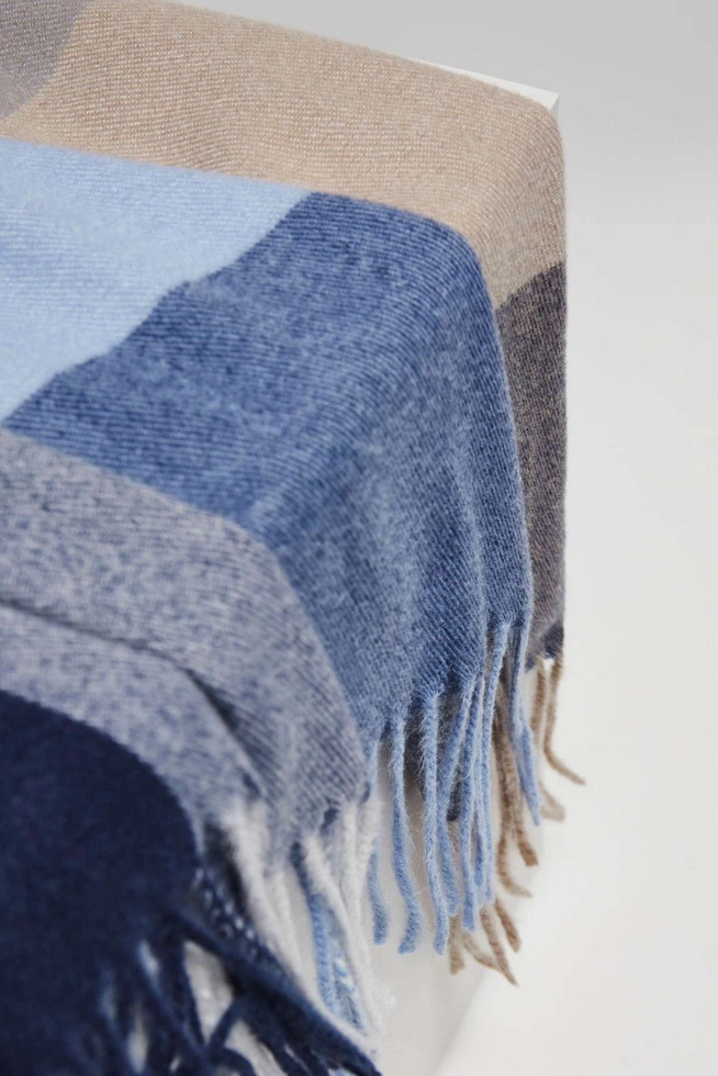 Szalik w kratę z frędzlami granatowy