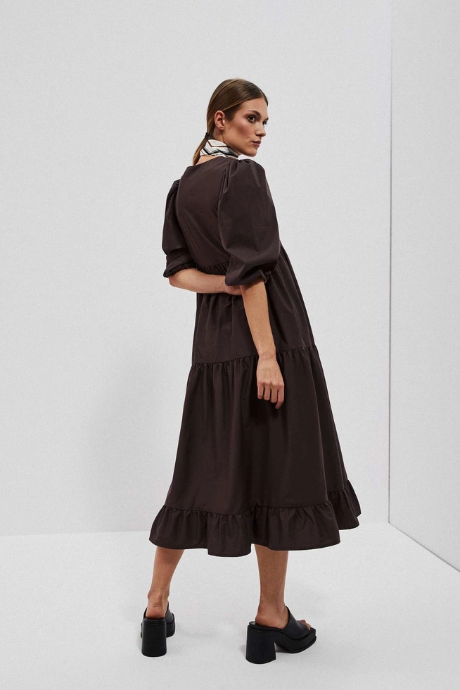 Rozkloszowana sukienka z falbaną