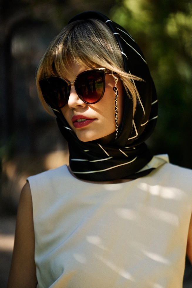 Okulary przeciwsłoneczne ozdobione złotymi elementami czarne