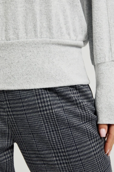 Gładki sweter z długimi rękawami szary