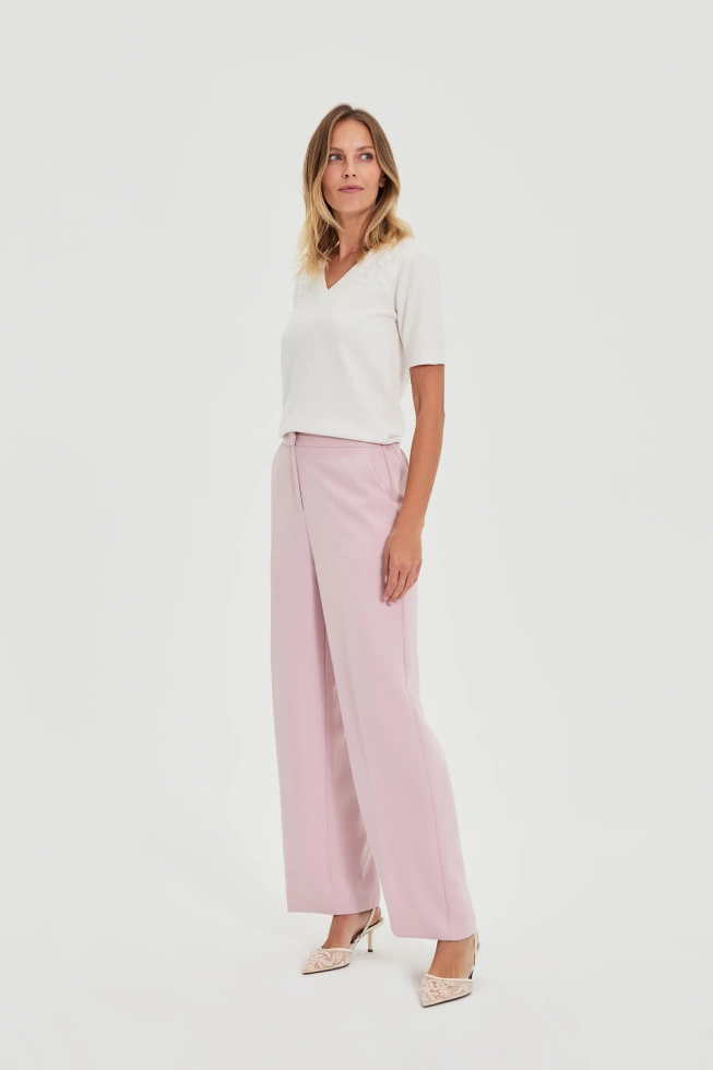 Sweter z krótkimi rękawami i dekoltem w serek biały