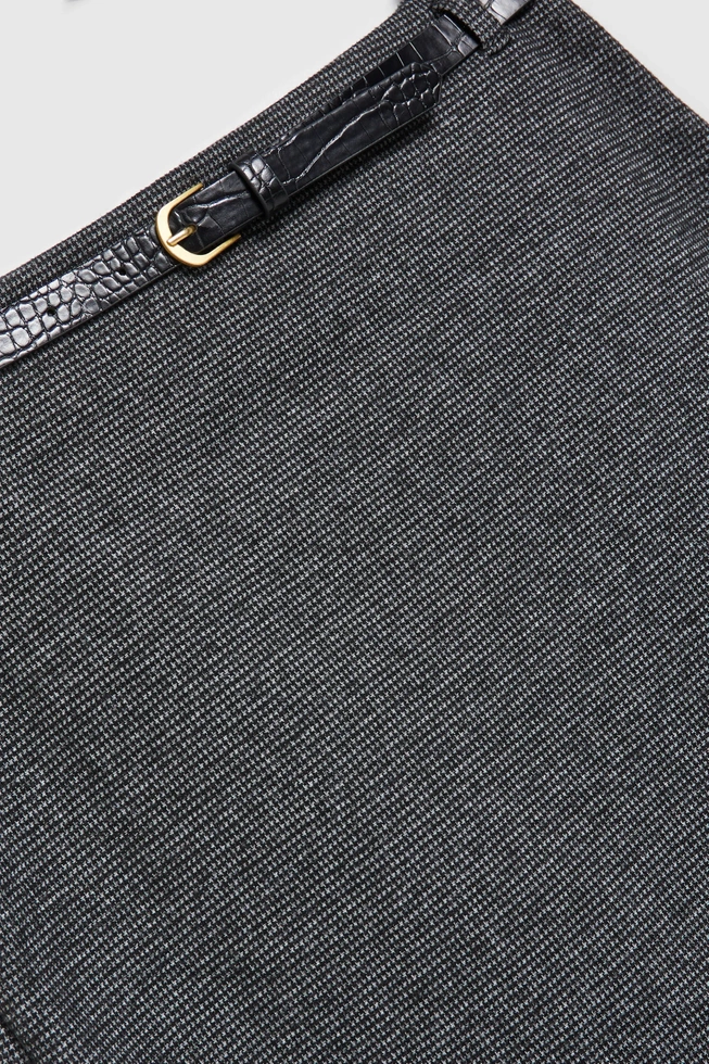 Ołówkowa spódnica o długości przed kolano szara