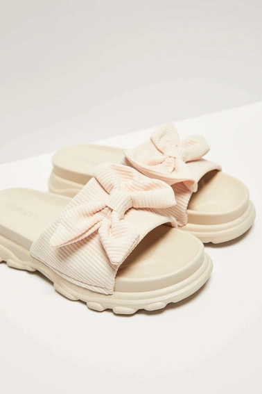 Klapki na grubej podeszwie z kokardą piaskowe