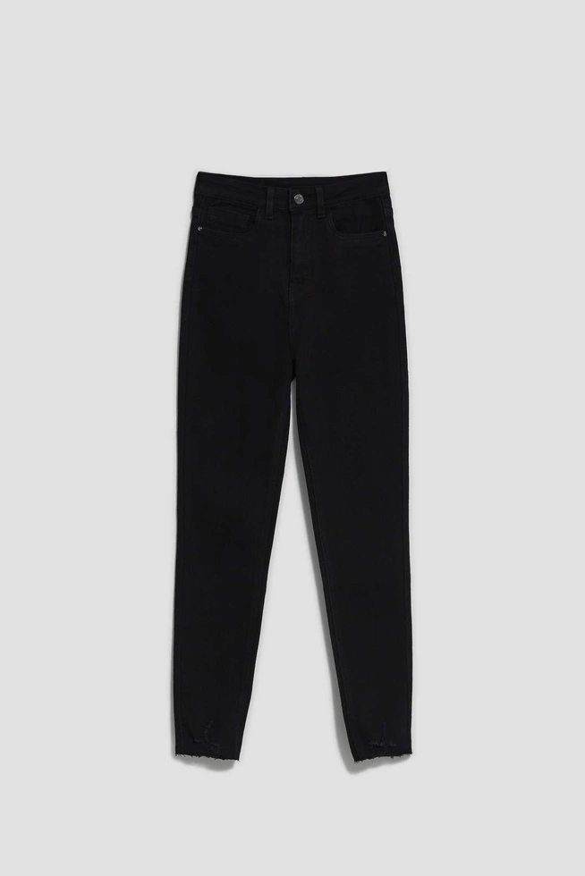 Dopasowane jeansy z postrzępioną nogawką