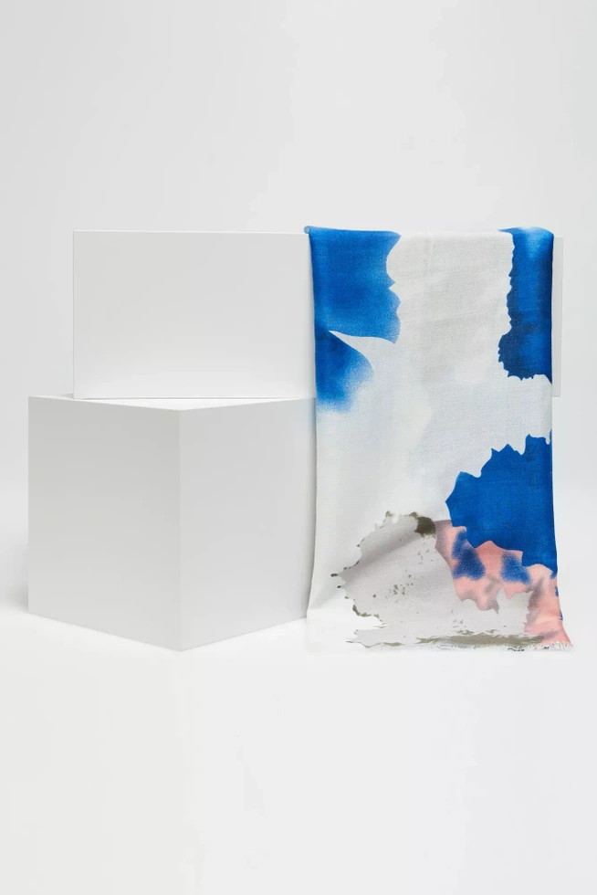 Wzorzysty letni szal niebieski