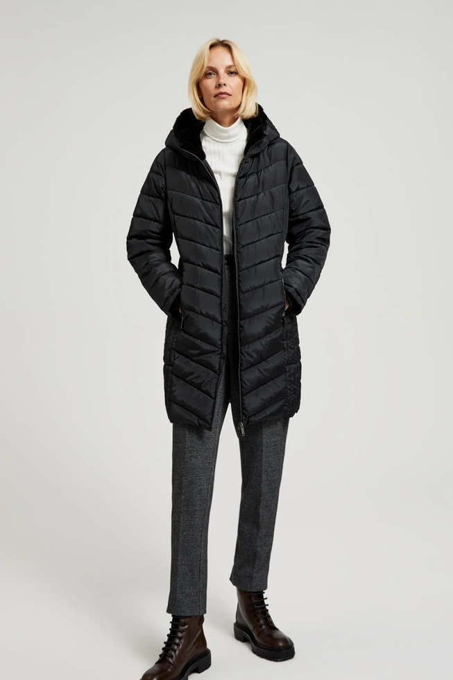 Pikowana kurtka z kapturem i zapinanymi kieszeniami czarna