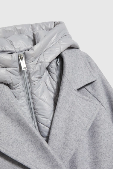 Długi płaszcz w kapturem szary