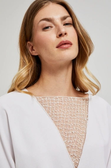 Koszula z ręcznie doszytymi koralikami na dekolcie biała