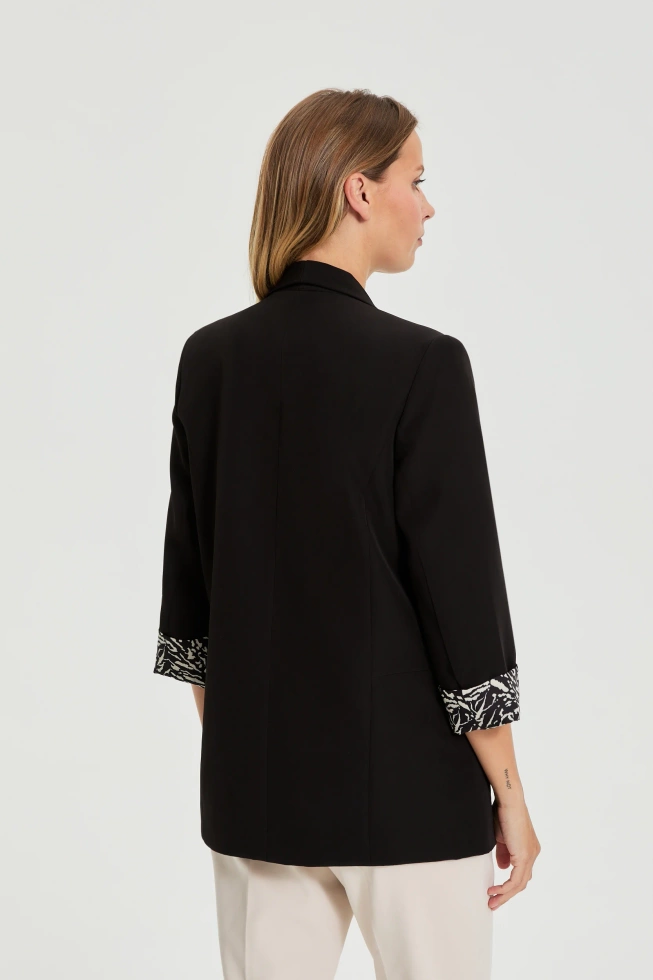 Marynarka z ozdobnymi mankietami czarna